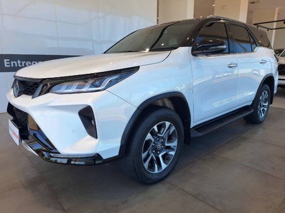 TOYOTA HILUX SW4 2.8 D-4D TURBO DIESEL DIAMOND 7L 4X4 AUTOMÁTICO TOYOTA HILUX SW4 2.8 D-4D TURBO DIESEL DIAMOND 7L 4X4 AUTOMÁTICO